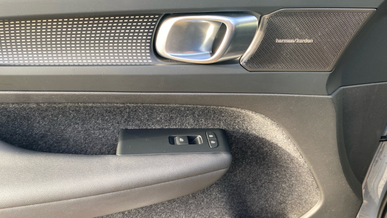 Volvo XC40 2.0 B4P Ultimate Dark 5dr Auto Petrol Estate